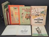 Plusieurs livres pour enfants sont alignés sur une surface noire