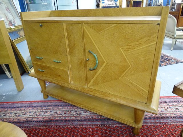 Commode en placage de chêne clair vers 1950 ouvrant à une porte, ...