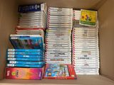 un grand nombre de dvd dans une boîte posée sur le sol
