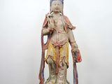 une photo représentant une statue de femme posée sur un parquet
