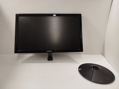un écran d'ordinateur posé sur un bureau blanc