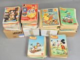 un grand nombre de livres posés sur une table