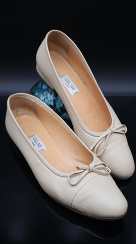 CELINE – Paire de chaussures à petit talon en cuir beige, petit n...