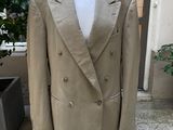 un gros plan d'un costume sur un mannequin posé sur un support