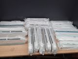 beaucoup de sacs en plastique posés sur une table en bois