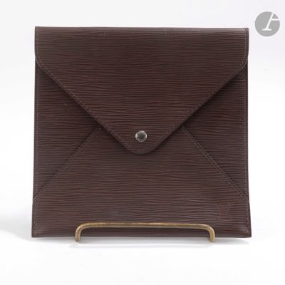 une enveloppe marron avec une poignée métallique sur fond blanc