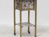 une petite table en métal surmontée d'une étagère