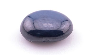 Pierre ovale en onyx noir taillée en cabochon sur fond blanc