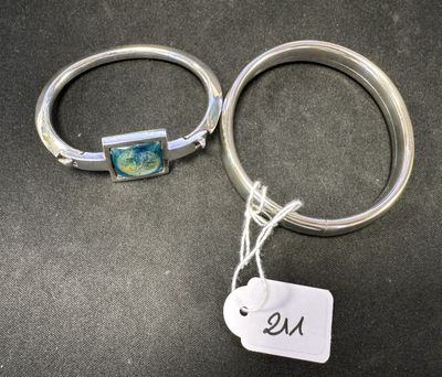 deux bagues auxquelles est attachée une étiquette, posées sur une table