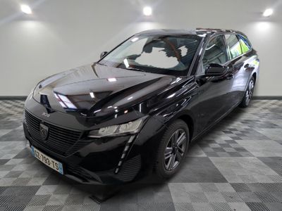 une photo d'une voiture noire endommagée
