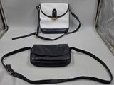 un sac à main noir et blanc et un sac à main noir et blanc