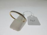 gros plan d'une bague sur une surface blanche avec une étiquette de prix