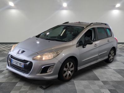 la petite voiture argentée est garée dans une grande pièce