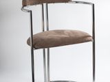 une image représentant une chaise avec une assise marron sur fond blanc