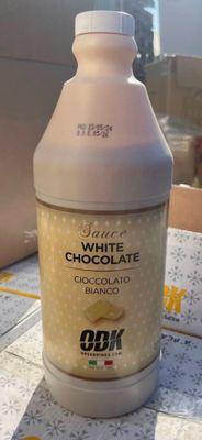 une bouteille de chocolat blanc posée sur une table