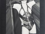 photographie en noir et blanc d'une femme vêtue d'une tenue en latex et tenant un fouet