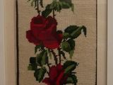 une photo d'une rose rouge dans un cadre blanc