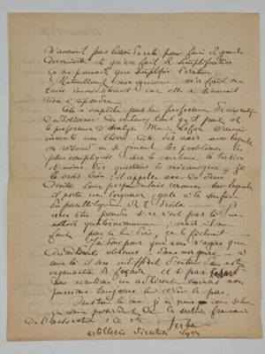 une lettre écrite à l'encre noire sur une feuille de papier
