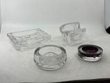 un cendrier en verre, un cendrier en verre et un cendrier en verre posés sur une table