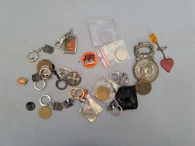 beaucoup de porte-clés et d'autres objets sur la table