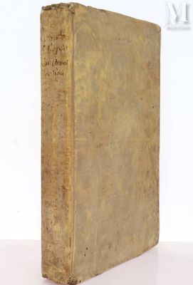 un vieux livre écrit posé sur une table
