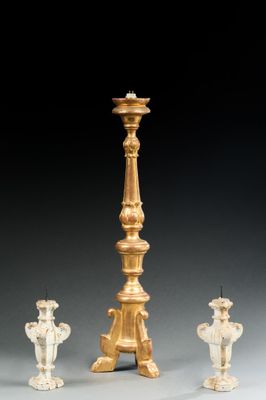 deux bougeoirs et deux vases posés sur un support gris