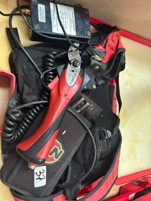 un sac rouge et noir contenant des outils
