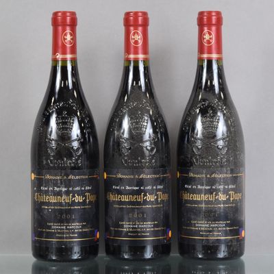 trois bouteilles de vin rouge posées sur une table en verre