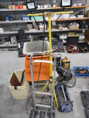une image d'un garage avec des outils et des outils sur le sol
