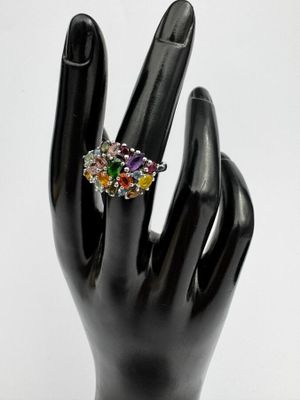une image représentant une main avec une bague au doigt