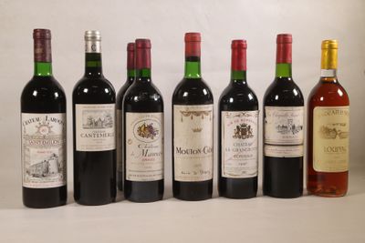 six bouteilles de vin sont alignées sur une table
