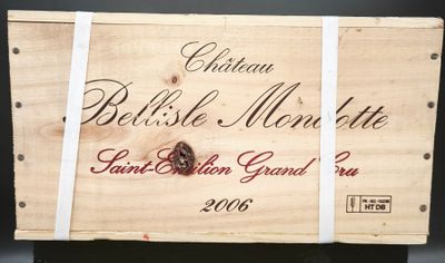 une boîte en bois sur laquelle est apposée une étiquette de vin