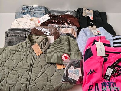 beaucoup de vêtements posés sur une table