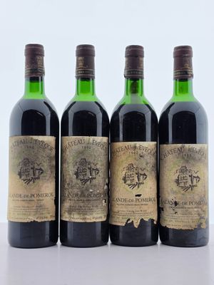 quatre bouteilles de vin sont alignées sur une table