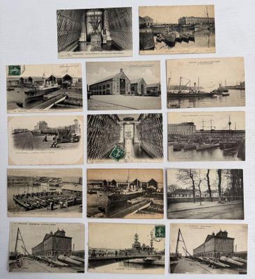 Plusieurs vieilles photographies de bateaux sont exposées sur une surface blanche