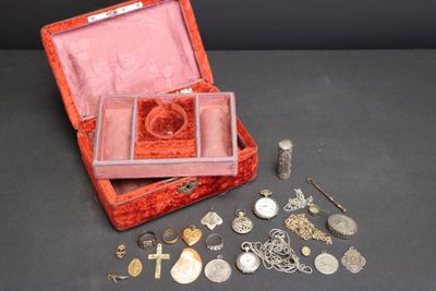 une boîte rouge contenant tout un tas d'objets argentés