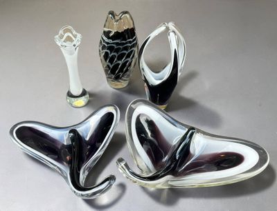 quatre œuvres d'art en verre posées sur la table