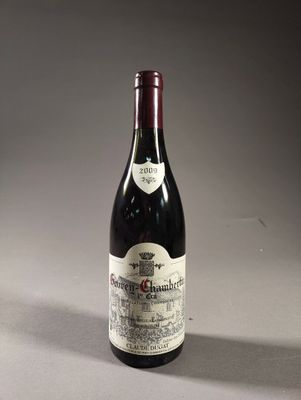 une vieille bouteille de vin posée sur une table