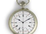 une montre de poche en argent avec des chiffres romains sur le cadran