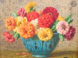un tableau représentant des fleurs dans un bol bleu posé sur une table