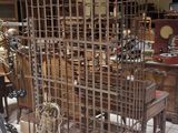 une pièce où il y a beaucoup d'objets par terre