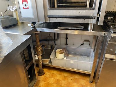 une petite cuisine avec un four grille-pain posé sur le plan de travail