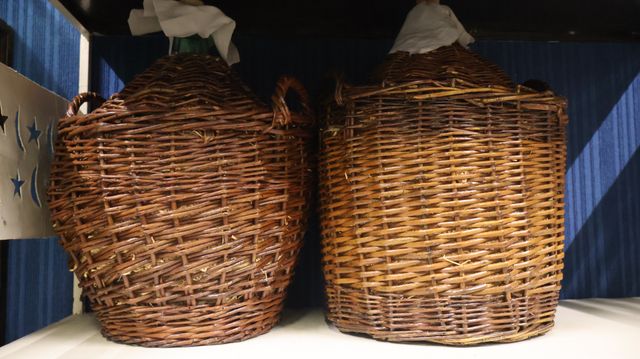Deux dames jeannes recouvertes d’osier
