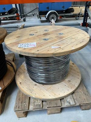 une table en bois sur laquelle est posée une bobine