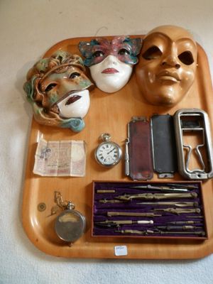 un plateau en bois contenant divers objets
