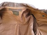 l'intérieur d'un sac en cuir marron muni d'une fermeture éclair