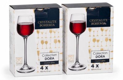 deux caisses de verres à vin contenant du vin rouge, posées sur une surface blanche