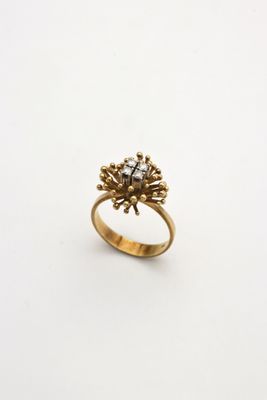 l'image d'une bague en or ornée d'un diamant
