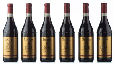 six bouteilles de vin rouge sont alignées