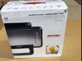 emballage d'un grille-pain à sandwich sur lequel est posé un œuf